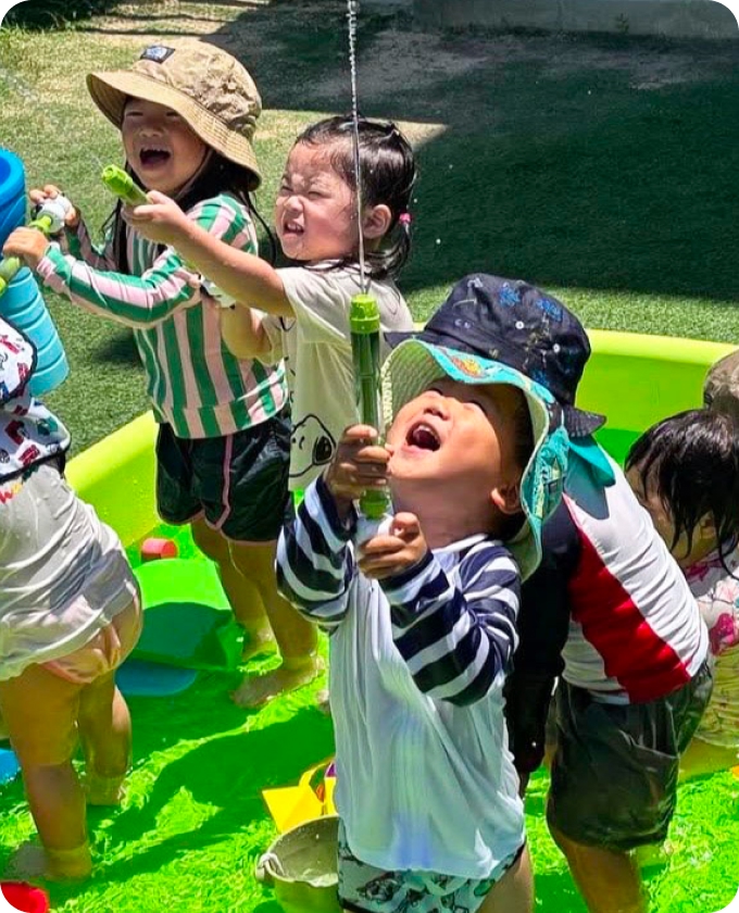 公園で遊ぶ様子