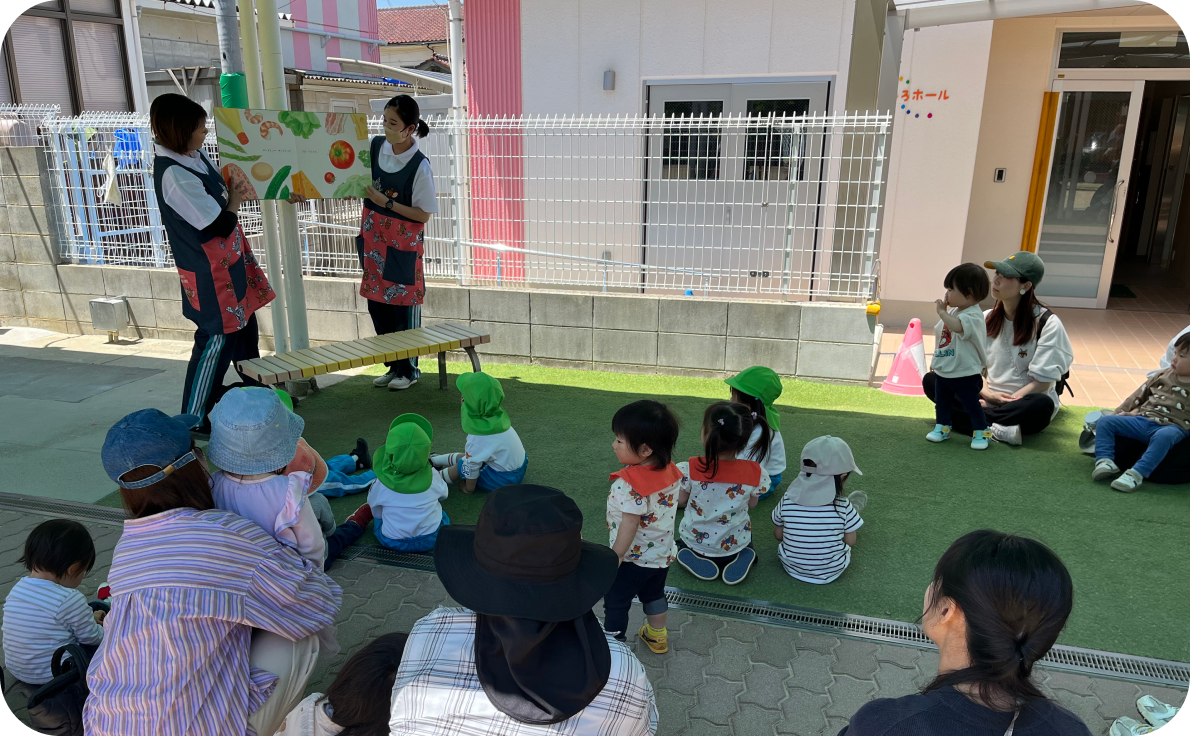 園庭で遊ぶ様子