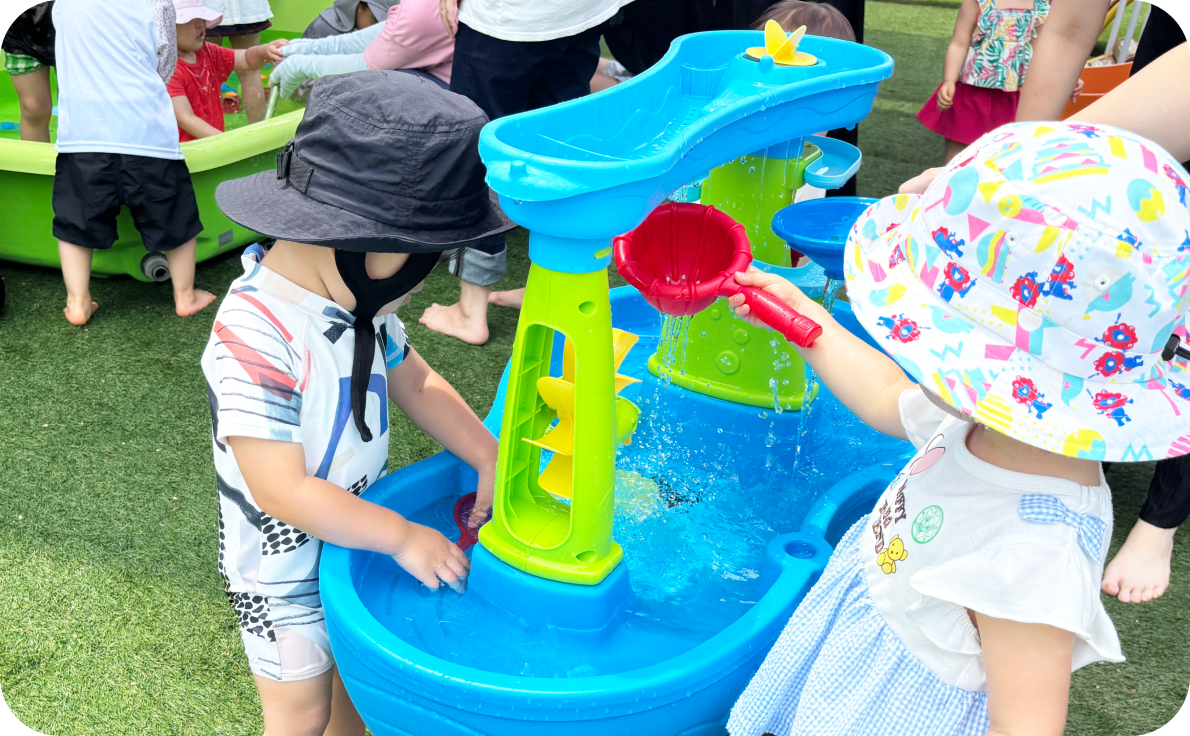 園庭で水遊びをする様子