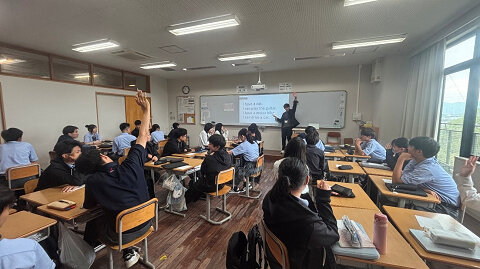 高校1年生 STEAMSⅠ授業紹介③「世界の各地のなまりを聞き分けよう!」