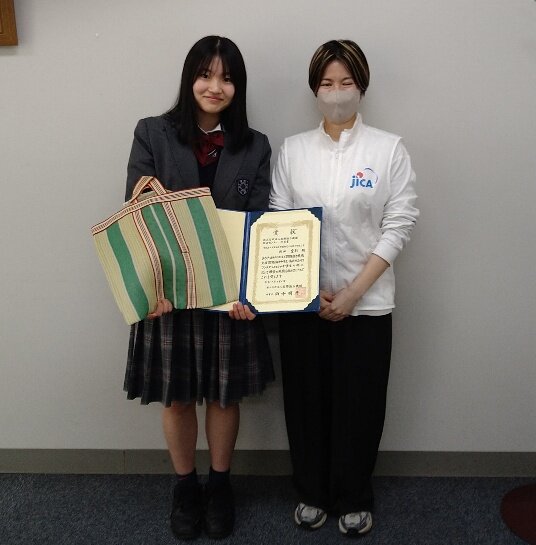 中学2年6組（立命館コース）岡田 愛彩さん 「2024年度JICA国際協力中学生・高校生エッセイコンテスト」独立行政法人国際協力機構（JICA）関西センター 所長賞受賞！
