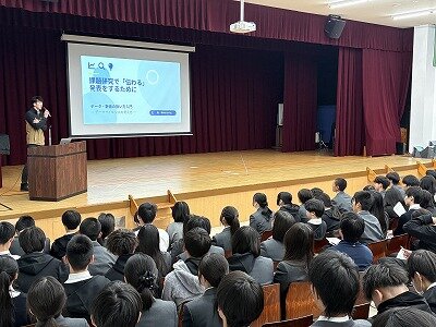 高校1年生　総合探究「堺Well-being」：データサイエンスの視点から学ぶ「伝わる」発表のコツ