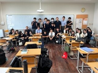 【国際教育】留学生オースティンくん、高２－４でプレゼン