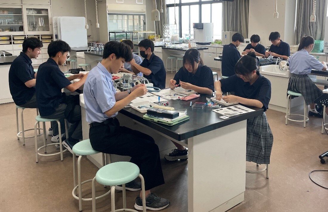 高校1年生　SS化学基礎　授業実践紹介：「分子モデルを用いた分子の立体構造」を探究的に学ぶ ー「知識」から「思考」へ、化学の探究をはじめるー