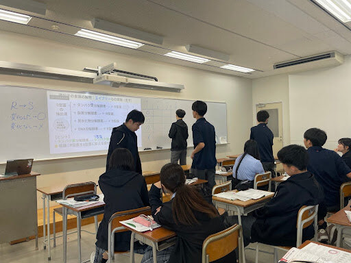 高校1年生　SS生物基礎　授業実践紹介：「DNAの研究史」を探究的に学ぶ　―「知識」から「思考」へ、生物学の探究をはじめる―