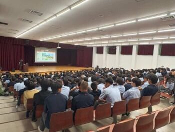 高2　研修旅行合同企業説明会を行いました。