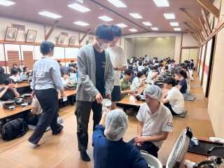 夕食⑥（おかわりの様子）.jpg