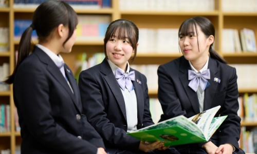 図書室で談笑中の学生